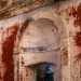 Le pareti, ormai scrostate, mostrano in alcuni punti il loro originale color rosso acceso